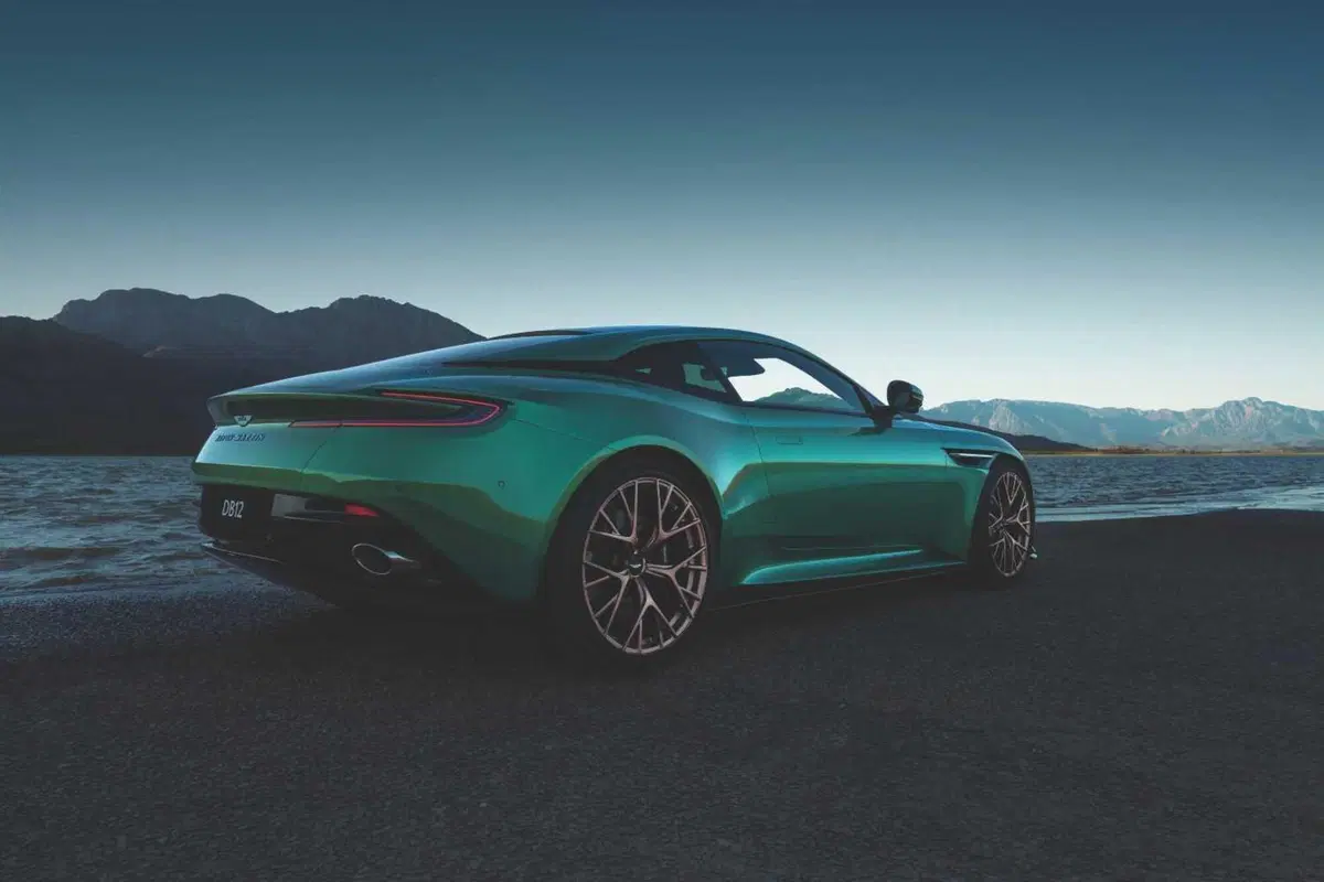 Aston Martin DB12: ultralusso e sportività, sarà la nuova James Bond Car?  (8)