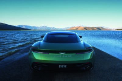 Aston Martin DB12: ultralusso e sportivit&agrave;, sar&agrave; la nuova James Bond Car? [VIDEO]