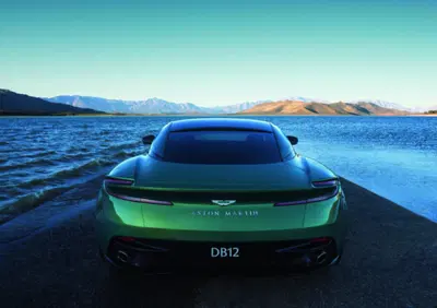 Aston Martin DB12: ultralusso e sportività, sarà la nuova James Bond Car? [VIDEO]