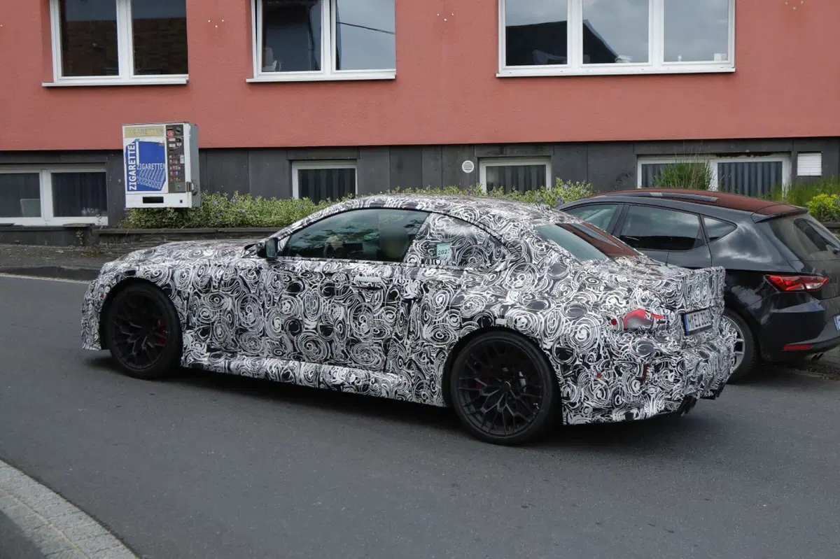 BMW M2 CS 2025: avrà 500 Cv e sarà cattivissima [Foto Spia] (6)