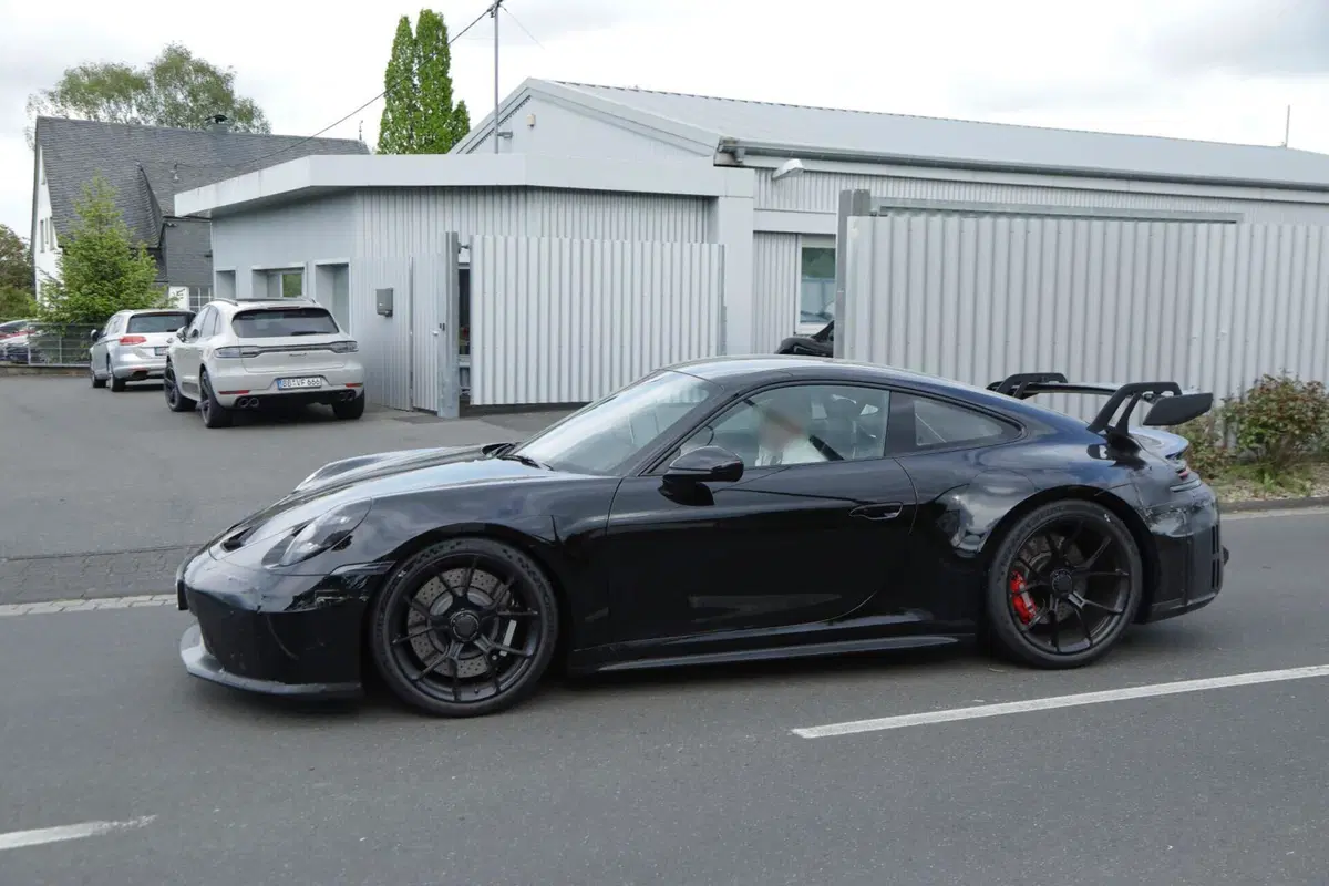 Porsche 911 GT3 Facelift, ecco le nuove foto spia (3)