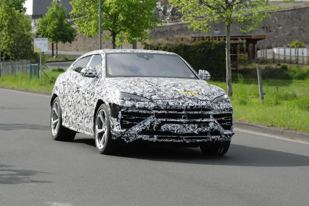 Lamborghini Urus 2024: il nuovo modello sarà ibrido Plug-In [Foto Spia] (2)