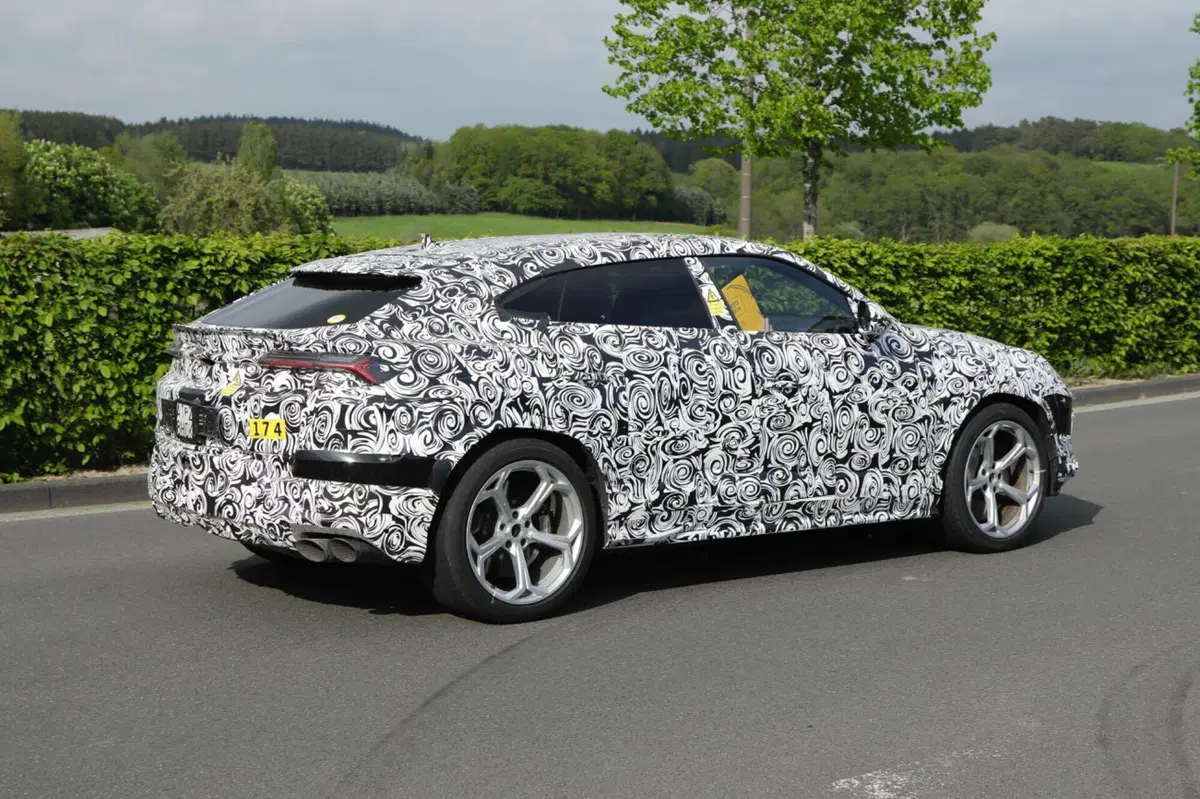 Lamborghini Urus 2024: il nuovo modello sarà ibrido Plug-In [Foto Spia] (3)
