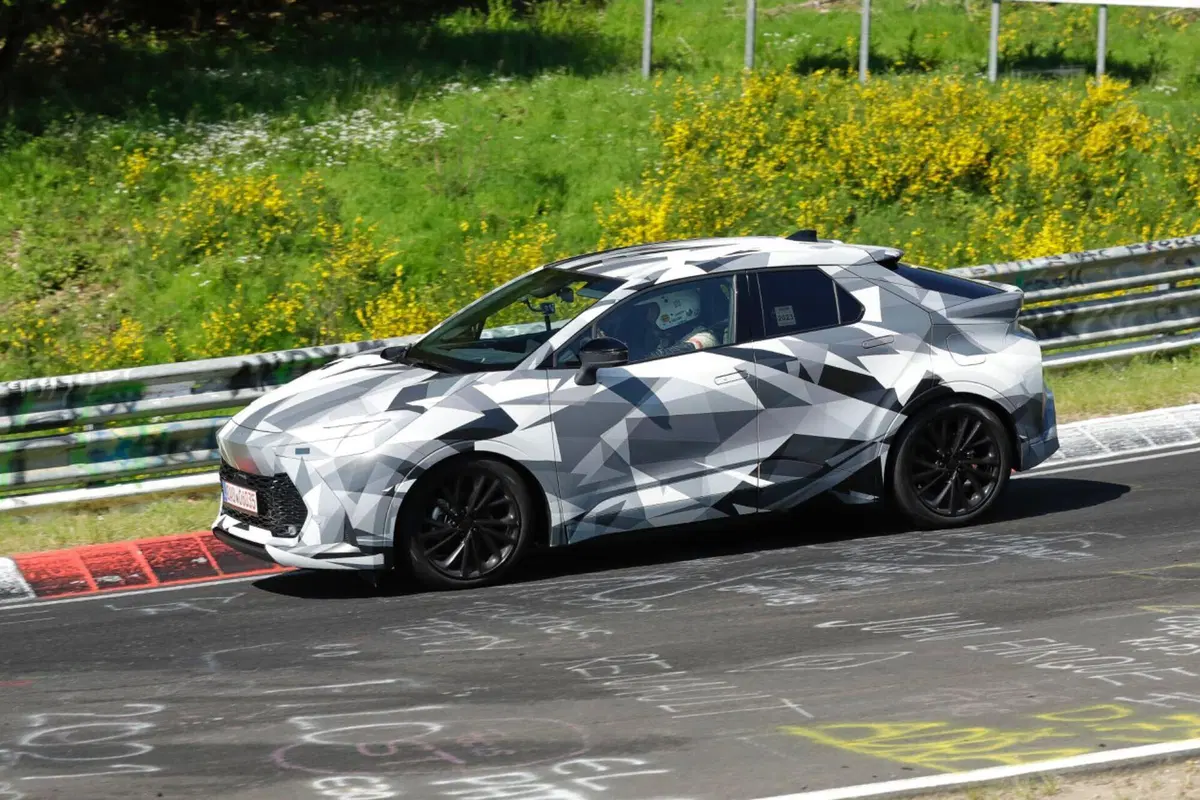 Toyota C-HR 2024, sarà Full Hybrid e Plug-In [Foto Spia] (3)