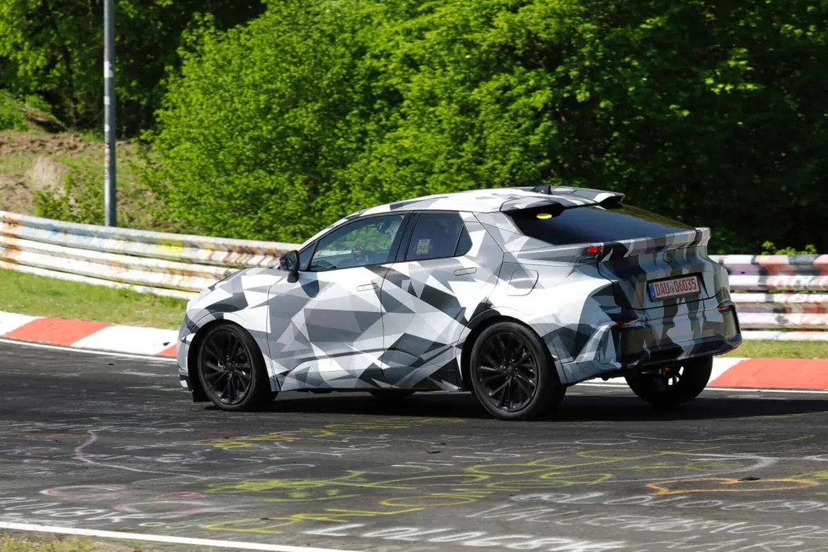 Toyota C-HR 2024, sarà Full Hybrid e Plug-In [Foto Spia] (5)