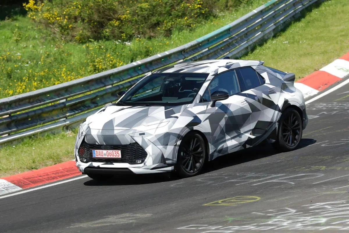 Toyota C-HR 2024, sarà Full Hybrid e Plug-In [Foto Spia] (6)