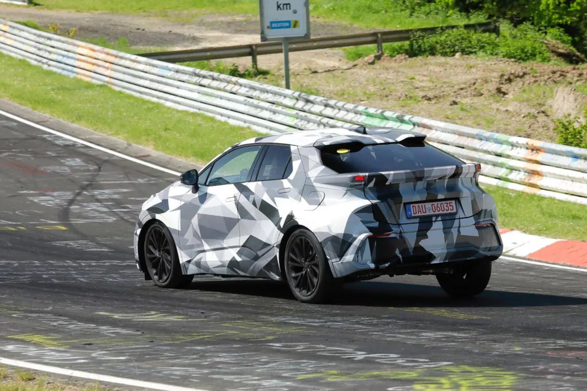Toyota C-HR 2024, sarà Full Hybrid e Plug-In [Foto Spia] (8)