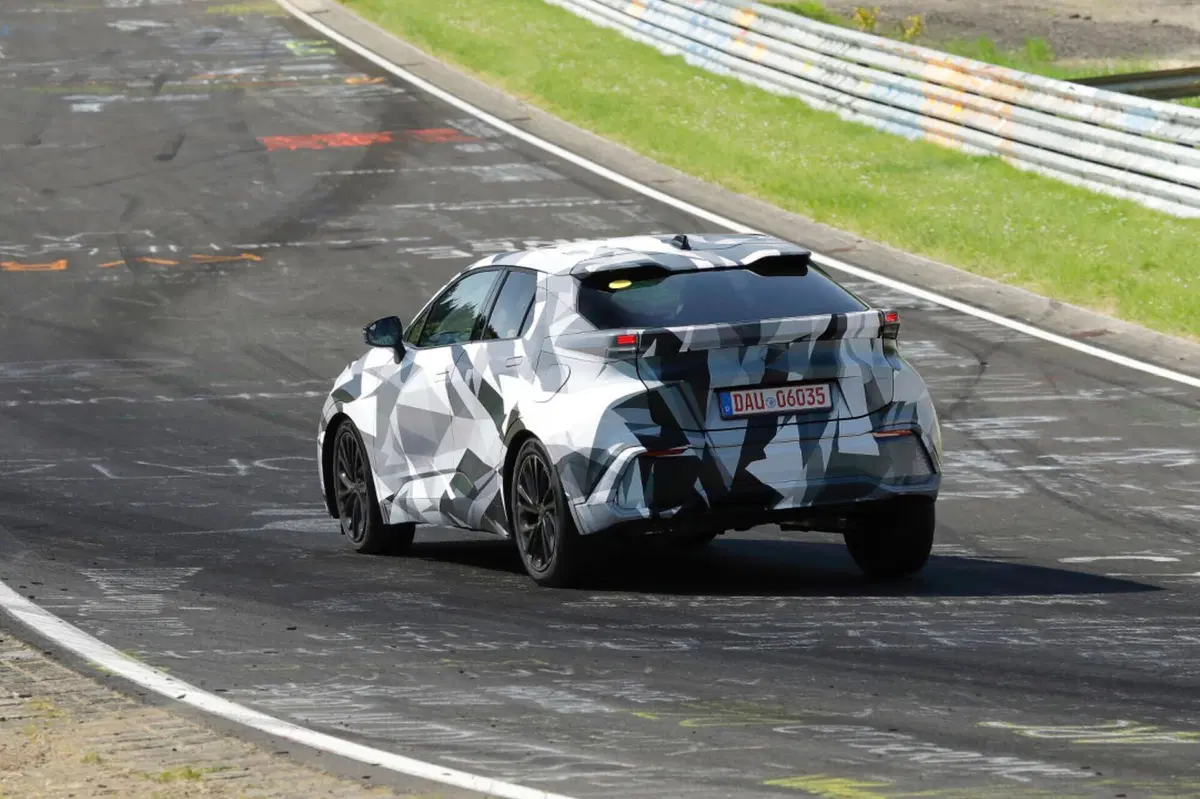 Toyota C-HR 2024, sarà Full Hybrid e Plug-In [Foto Spia] (9)