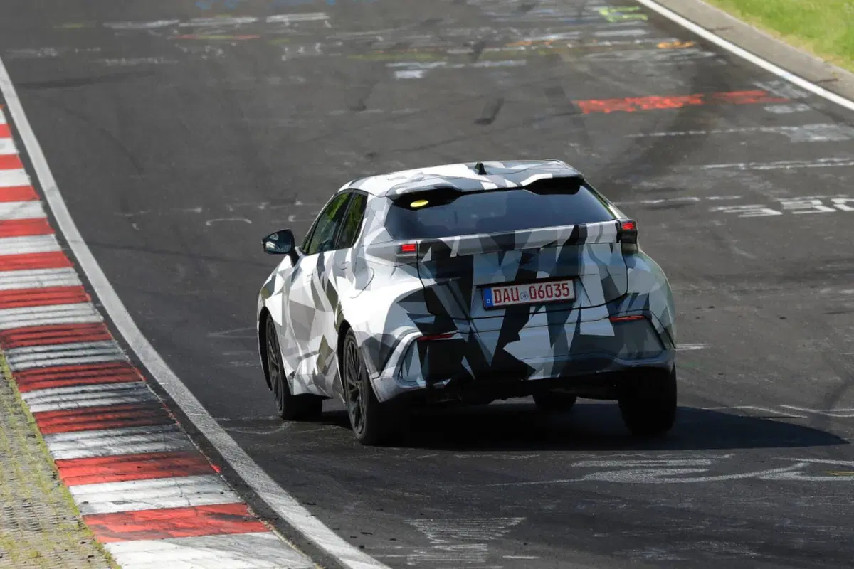 Toyota C-HR 2024, sarà Full Hybrid e Plug-In [Foto Spia] (10)