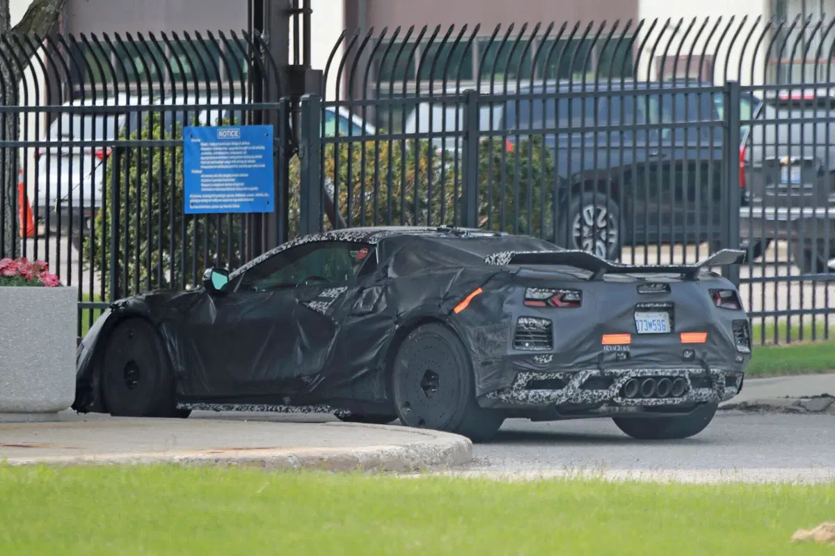 Corvette C8 ZR1, non c'è un’americana più furiosa di lei [Foto Spia] (2)