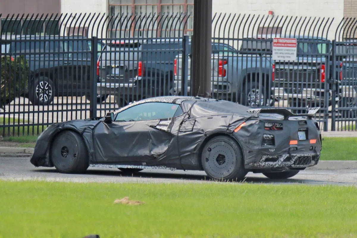 Corvette C8 ZR1, non c'è un’americana più furiosa di lei [Foto Spia] (3)