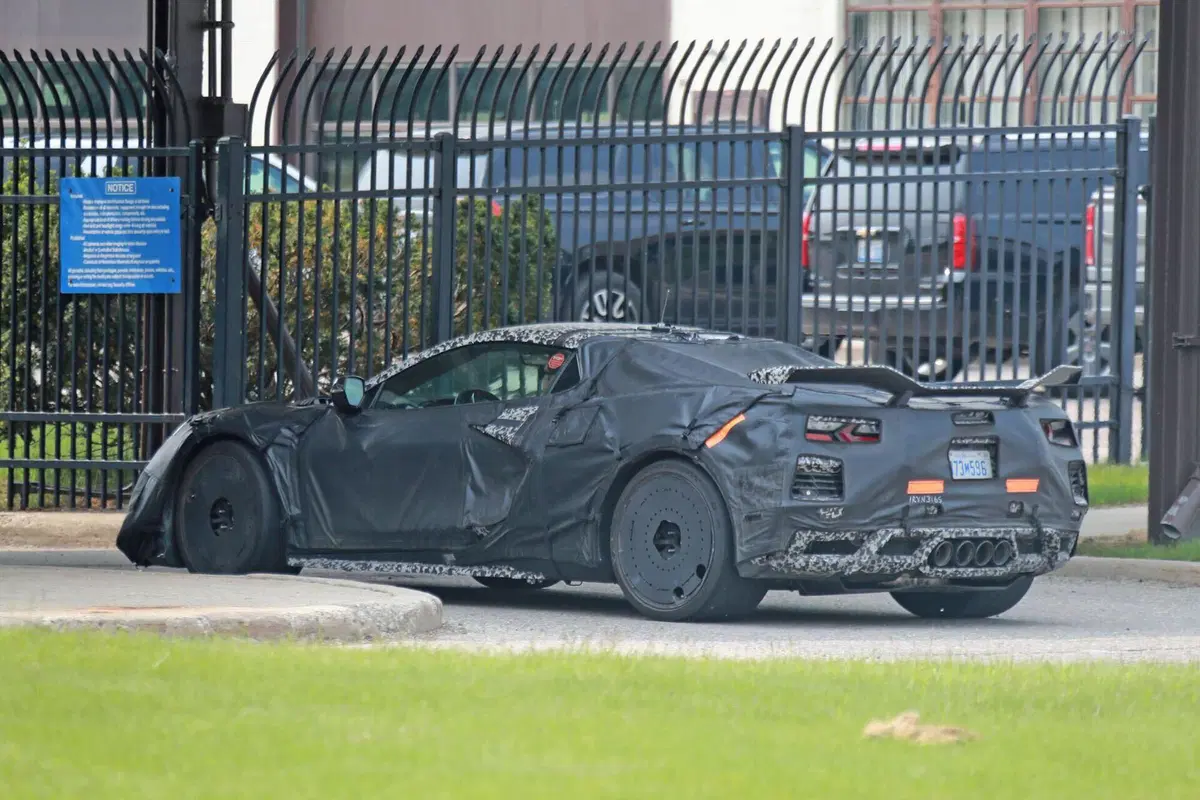 Corvette C8 ZR1, non c'è un’americana più furiosa di lei [Foto Spia] (7)
