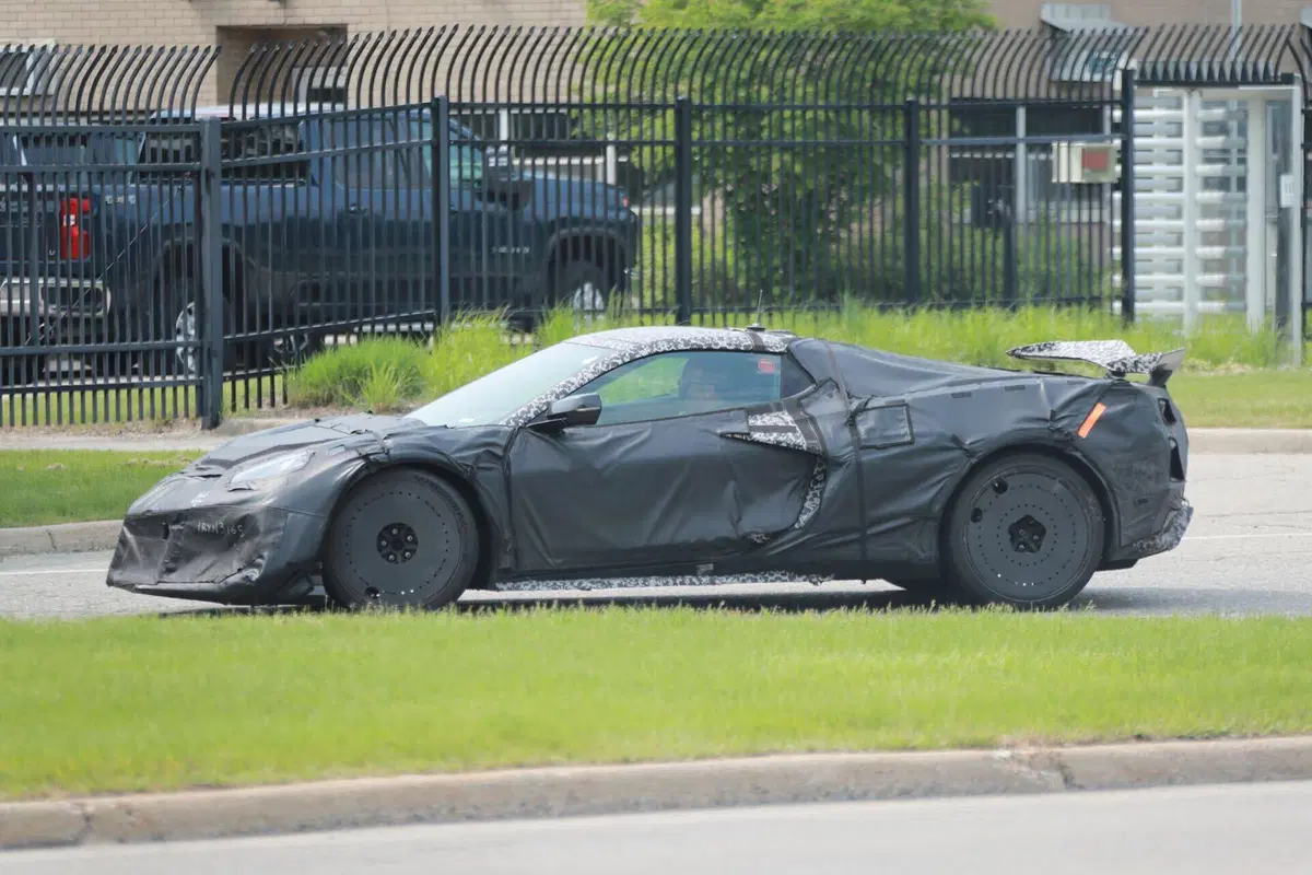 Corvette C8 ZR1, non c'è un’americana più furiosa di lei [Foto Spia] (9)