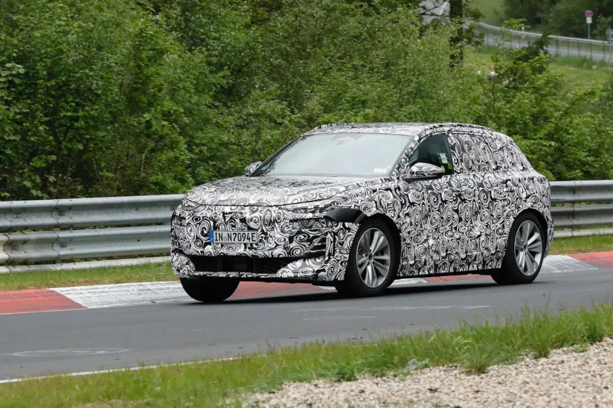 Audi Q6 e-tron, il prototipo dell’elettrica è al Nurburgring [Foto Spia] (2)
