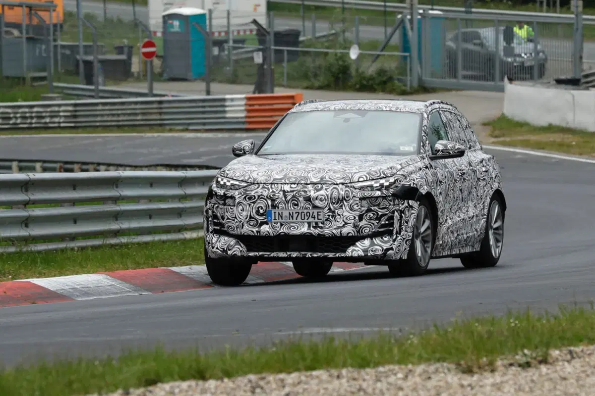 Audi Q6 e-tron, il prototipo dell’elettrica è al Nurburgring [Foto Spia] (3)