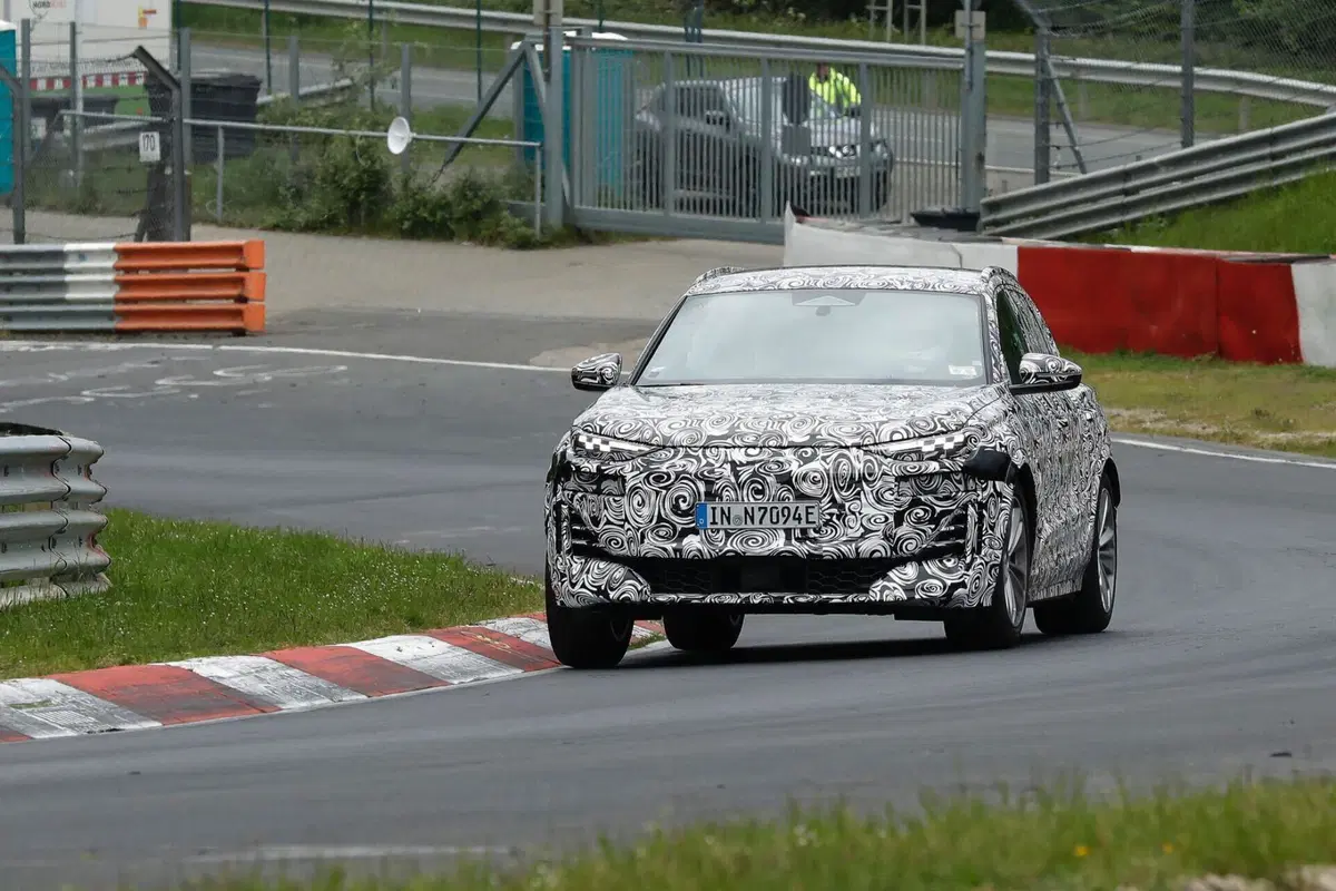 Audi Q6 e-tron, il prototipo dell’elettrica è al Nurburgring [Foto Spia] (4)