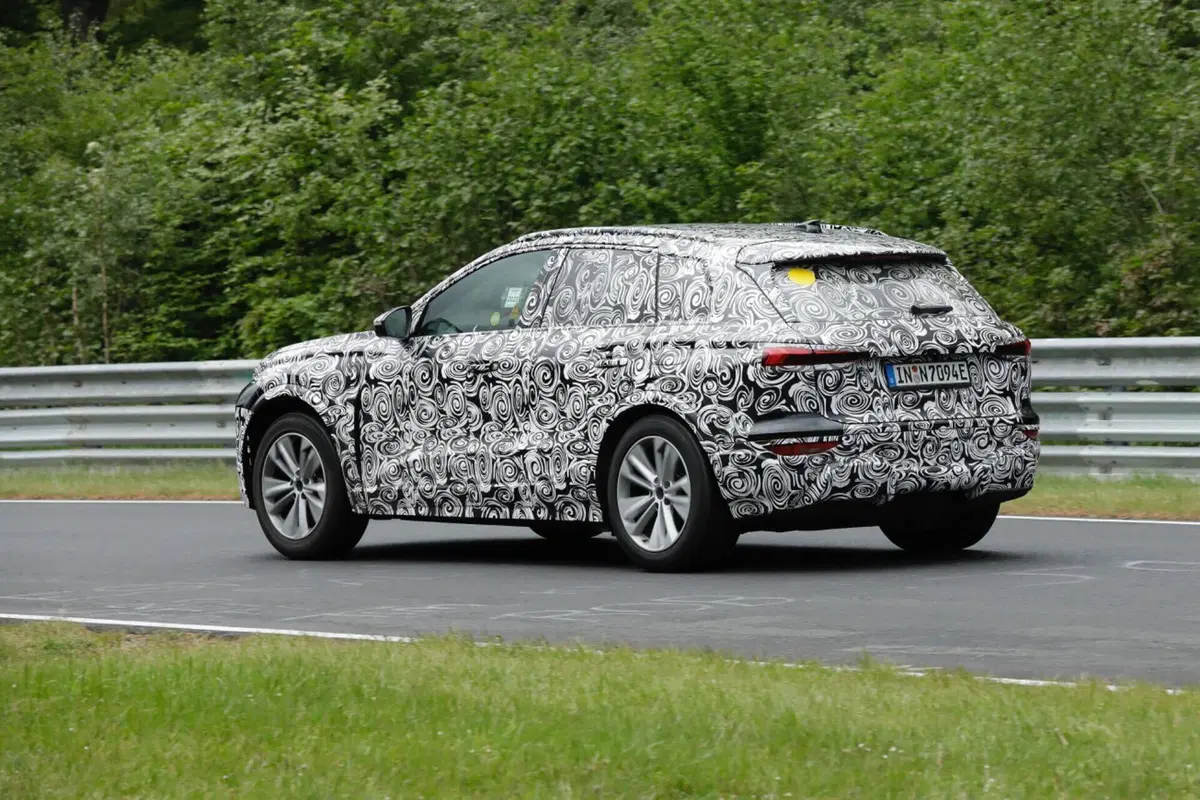 Audi Q6 e-tron, il prototipo dell’elettrica è al Nurburgring [Foto Spia] (5)