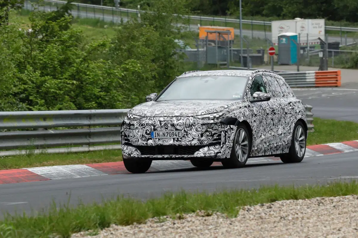 Audi Q6 e-tron, il prototipo dell’elettrica è al Nurburgring [Foto Spia] (6)