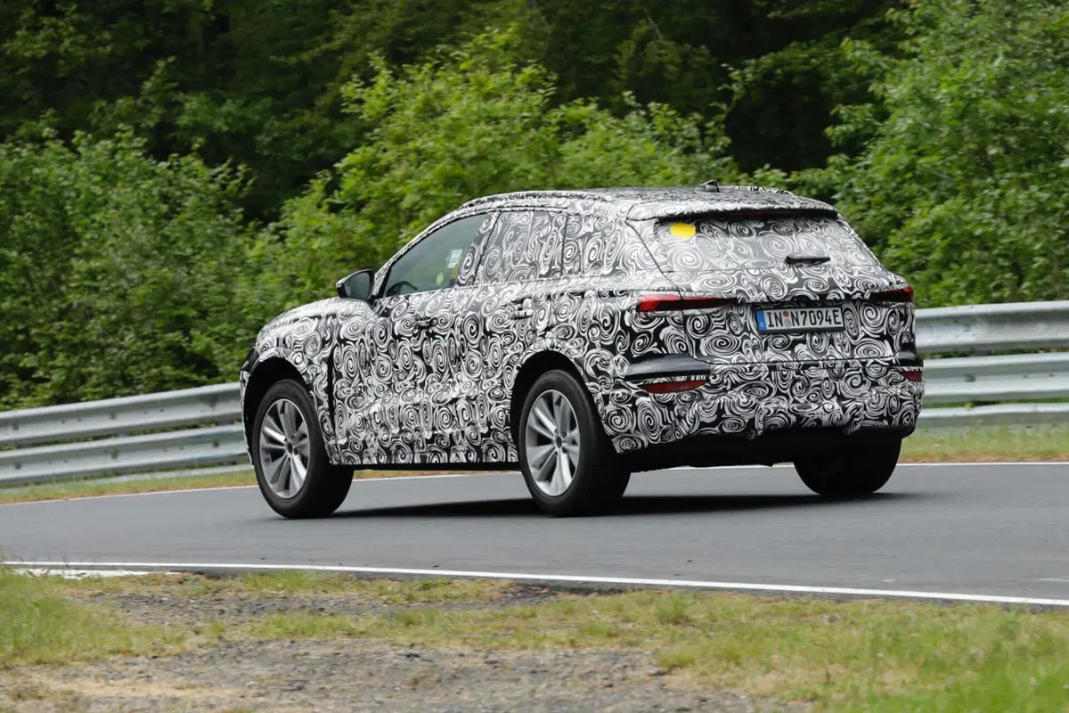 Audi Q6 e-tron, il prototipo dell’elettrica è al Nurburgring [Foto Spia] (7)