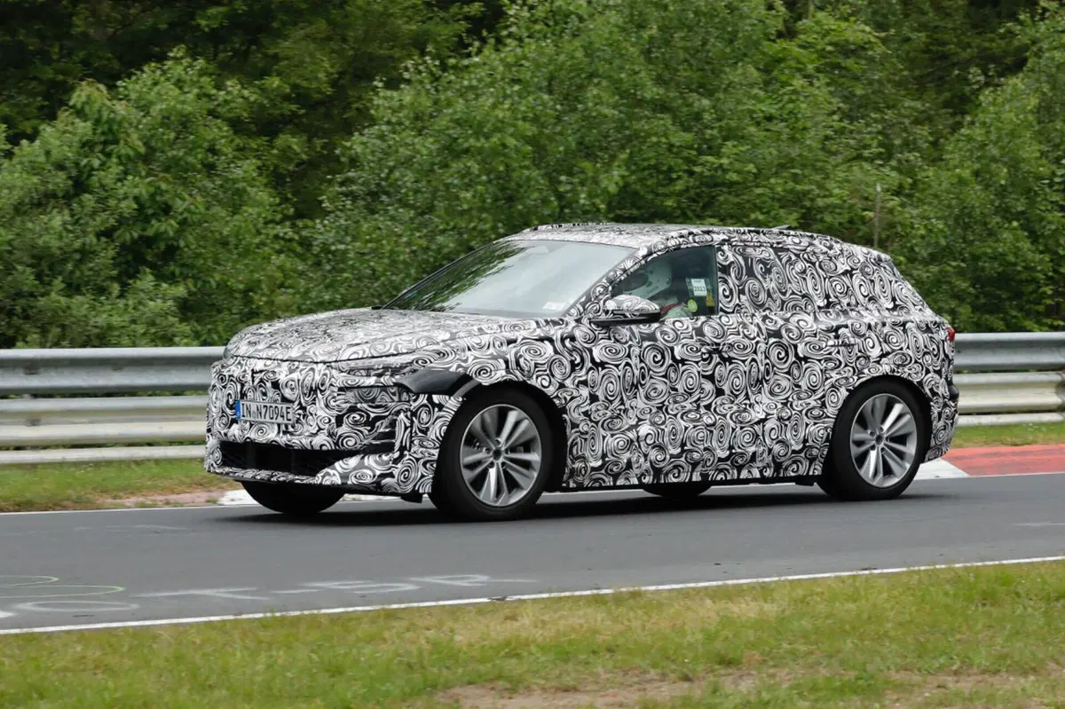 Audi Q6 e-tron, il prototipo dell’elettrica è al Nurburgring [Foto Spia] (9)