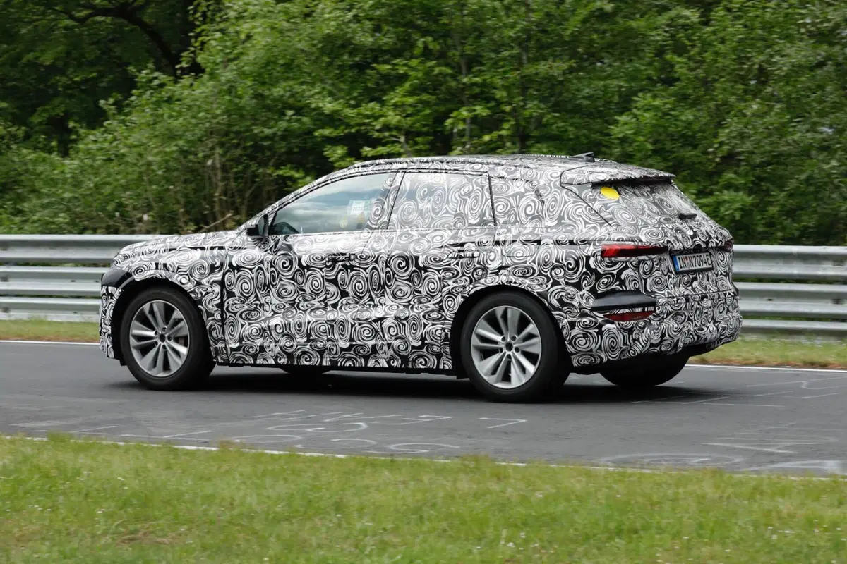 Audi Q6 e-tron, il prototipo dell’elettrica è al Nurburgring [Foto Spia] (8)