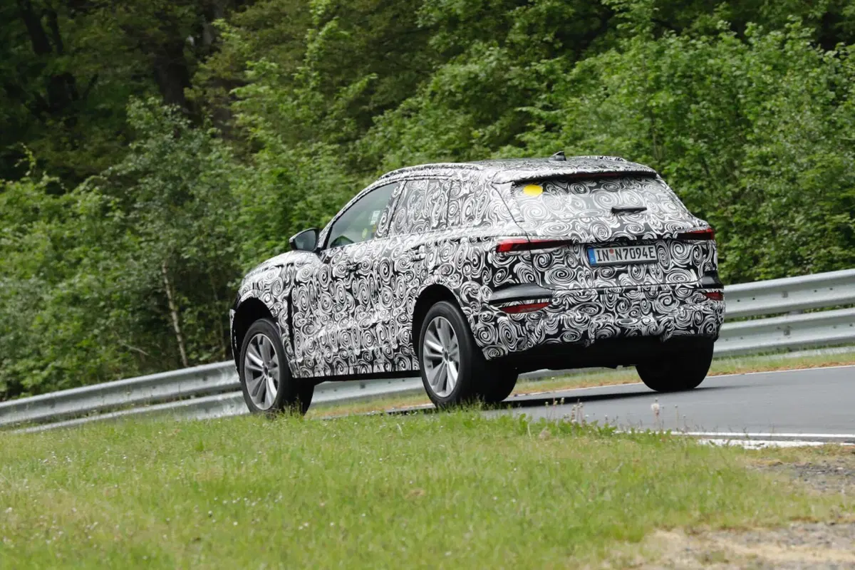 Audi Q6 e-tron, il prototipo dell’elettrica è al Nurburgring [Foto Spia] (11)