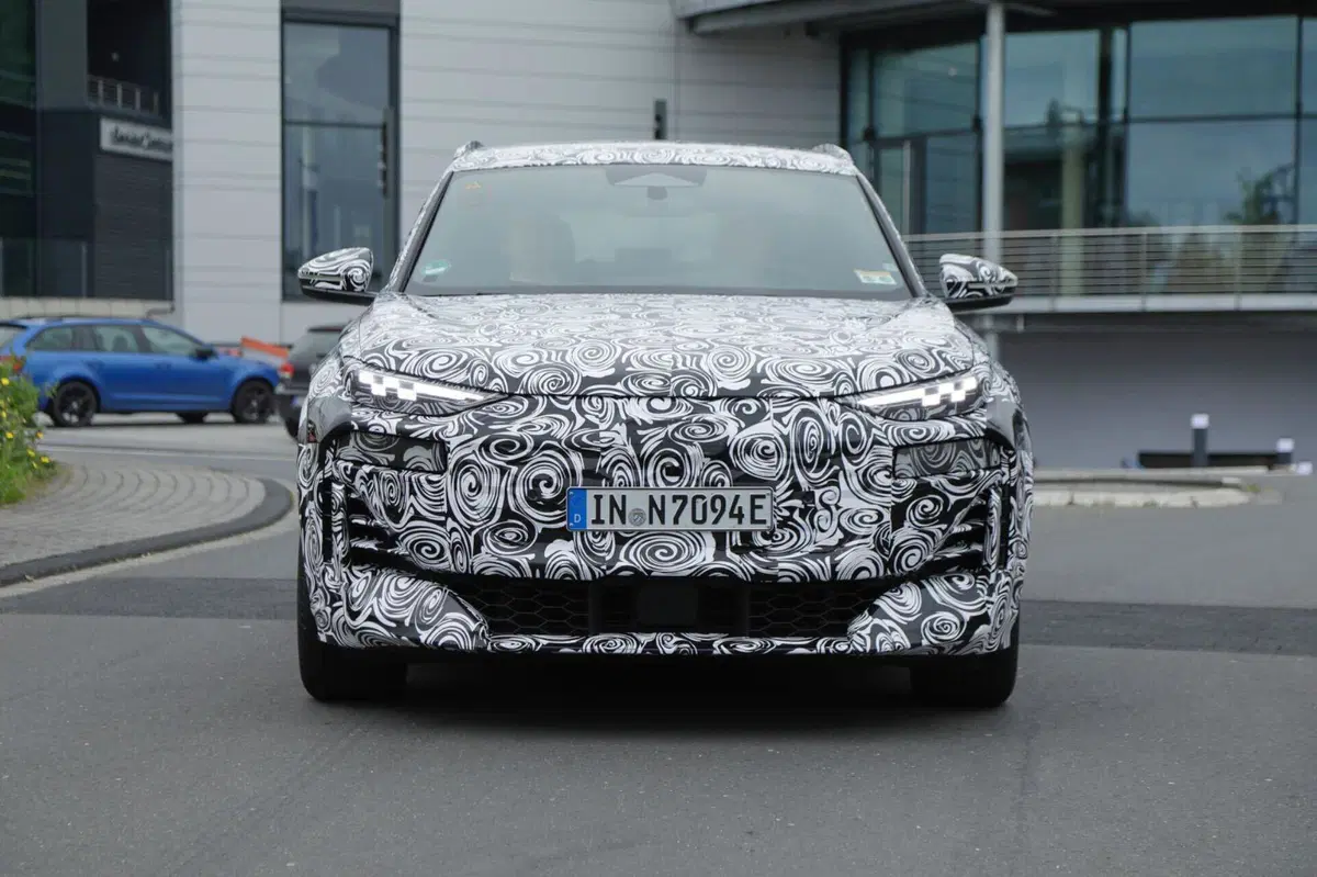 Audi Q6 e-tron, il prototipo dell’elettrica è al Nurburgring [Foto Spia] (10)