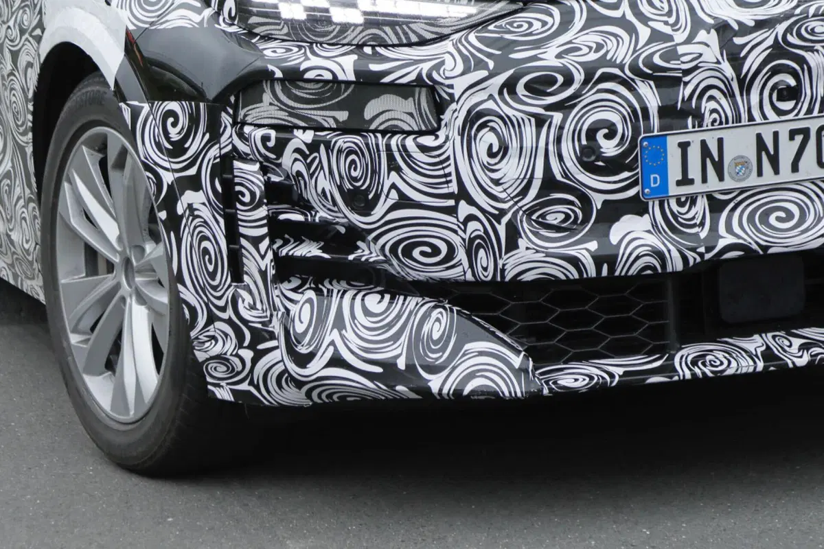 Audi Q6 e-tron, il prototipo dell’elettrica è al Nurburgring [Foto Spia] (12)