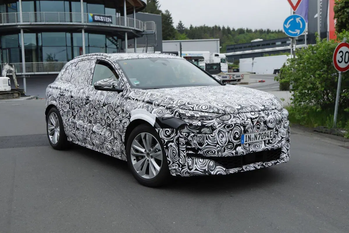 Audi Q6 e-tron, il prototipo dell’elettrica è al Nurburgring [Foto Spia] (13)
