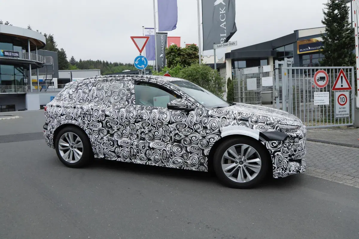 Audi Q6 e-tron, il prototipo dell’elettrica è al Nurburgring [Foto Spia] (15)