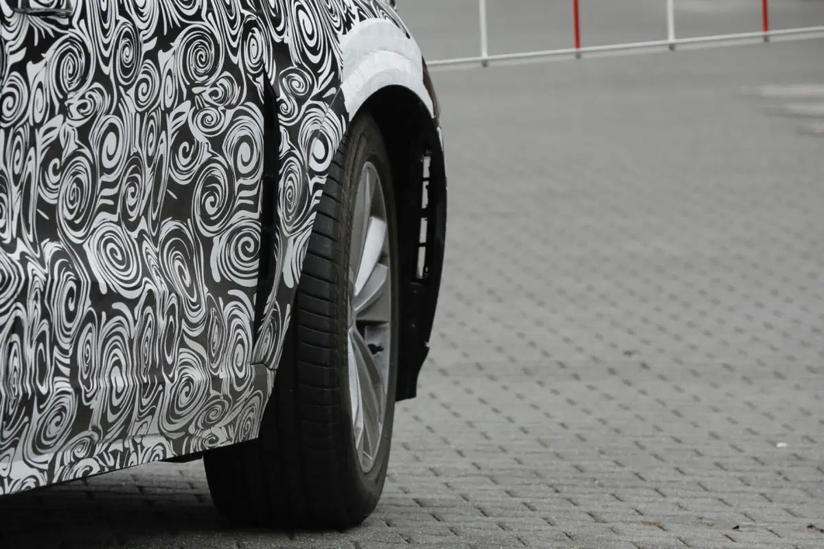 Audi Q6 e-tron, il prototipo dell’elettrica è al Nurburgring [Foto Spia] (14)