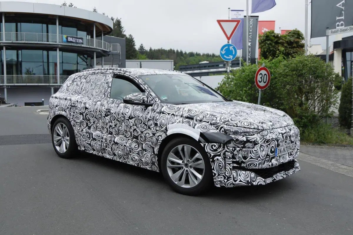 Audi Q6 e-tron, il prototipo dell’elettrica è al Nurburgring [Foto Spia] (16)