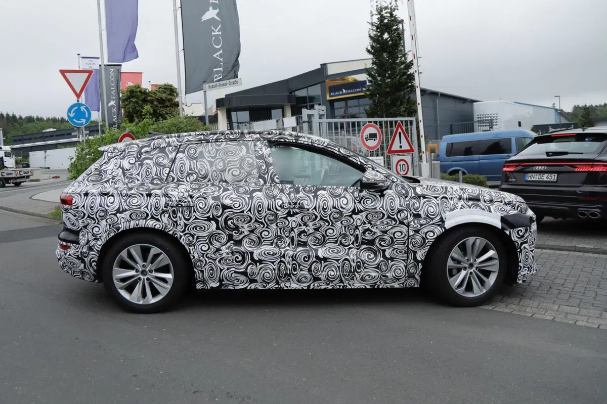 Audi Q6 e-tron, il prototipo dell’elettrica è al Nurburgring [Foto Spia] (17)