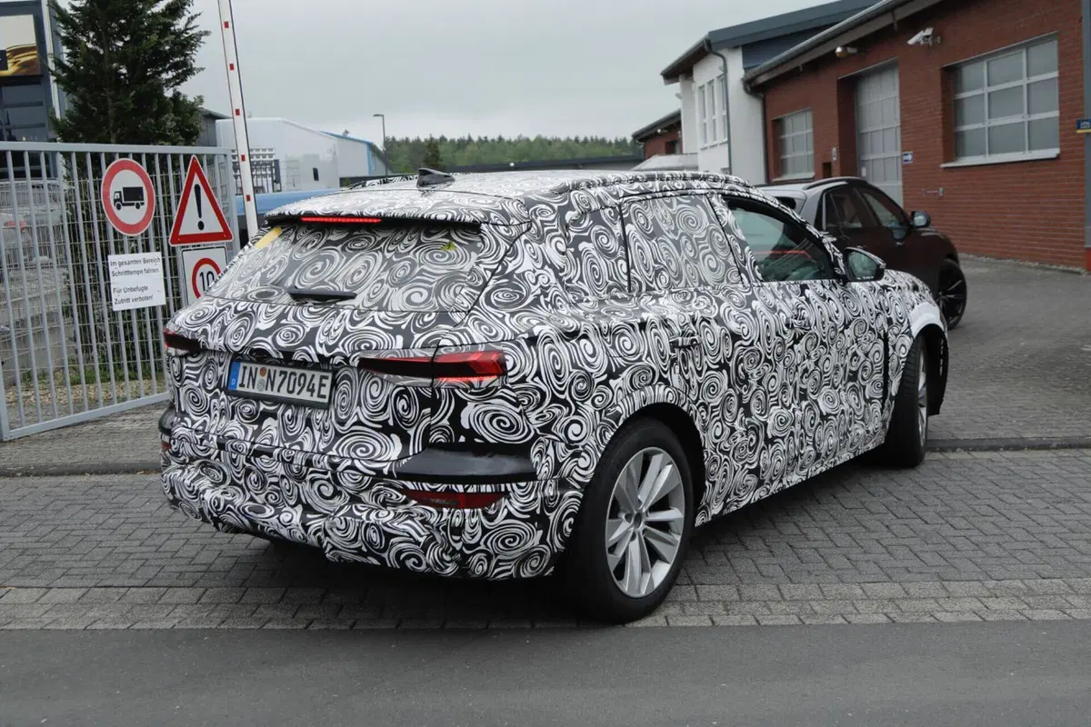 Audi Q6 e-tron, il prototipo dell’elettrica è al Nurburgring [Foto Spia] (18)