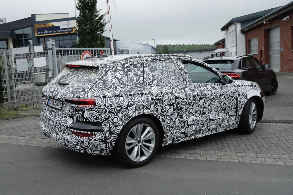 Audi Q6 e-tron, il prototipo dell’elettrica è al Nurburgring [Foto Spia] (19)