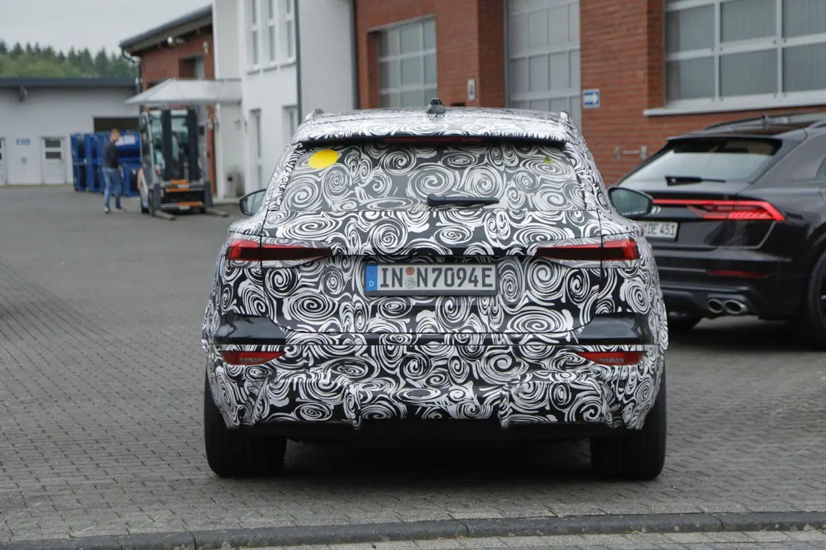 Audi Q6 e-tron, il prototipo dell’elettrica è al Nurburgring [Foto Spia] (20)