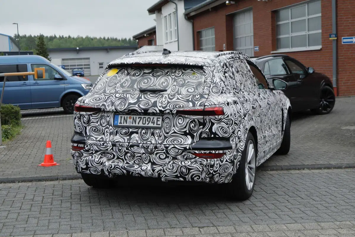 Audi Q6 e-tron, il prototipo dell’elettrica è al Nurburgring [Foto Spia] (21)