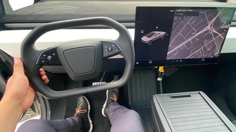 Tesla Cybertruck: volante &ldquo;quadrato&rdquo; e plancia alta