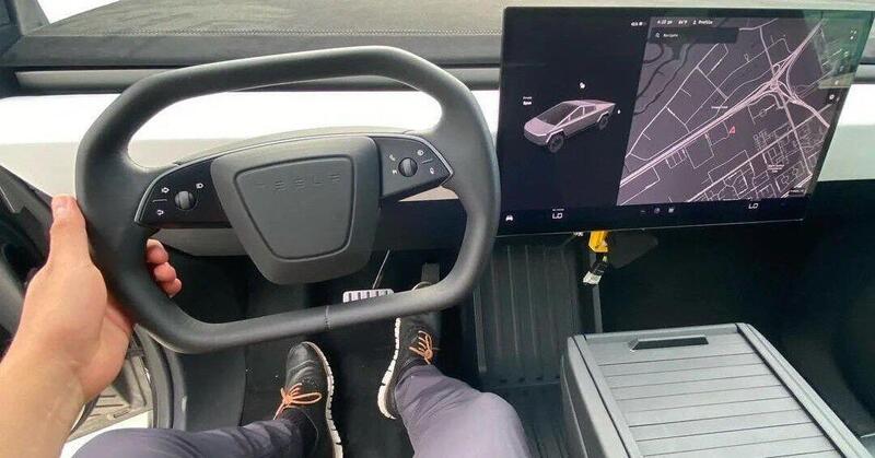 Tesla Cybertruck: volante &ldquo;quadrato&rdquo; e plancia alta