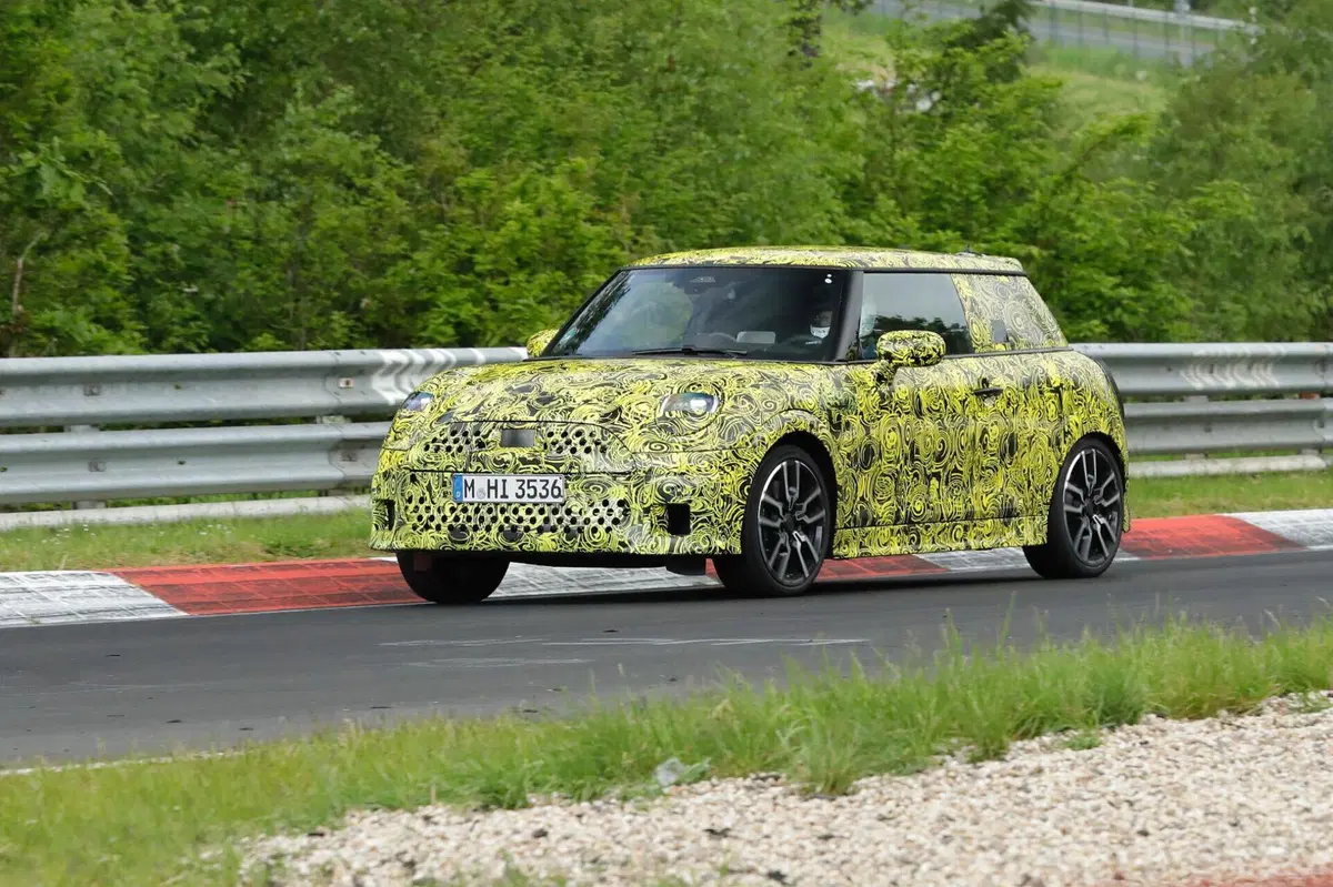 MINI Cooper S, sarà 100%… a benzina! [Foto Spia] (3)