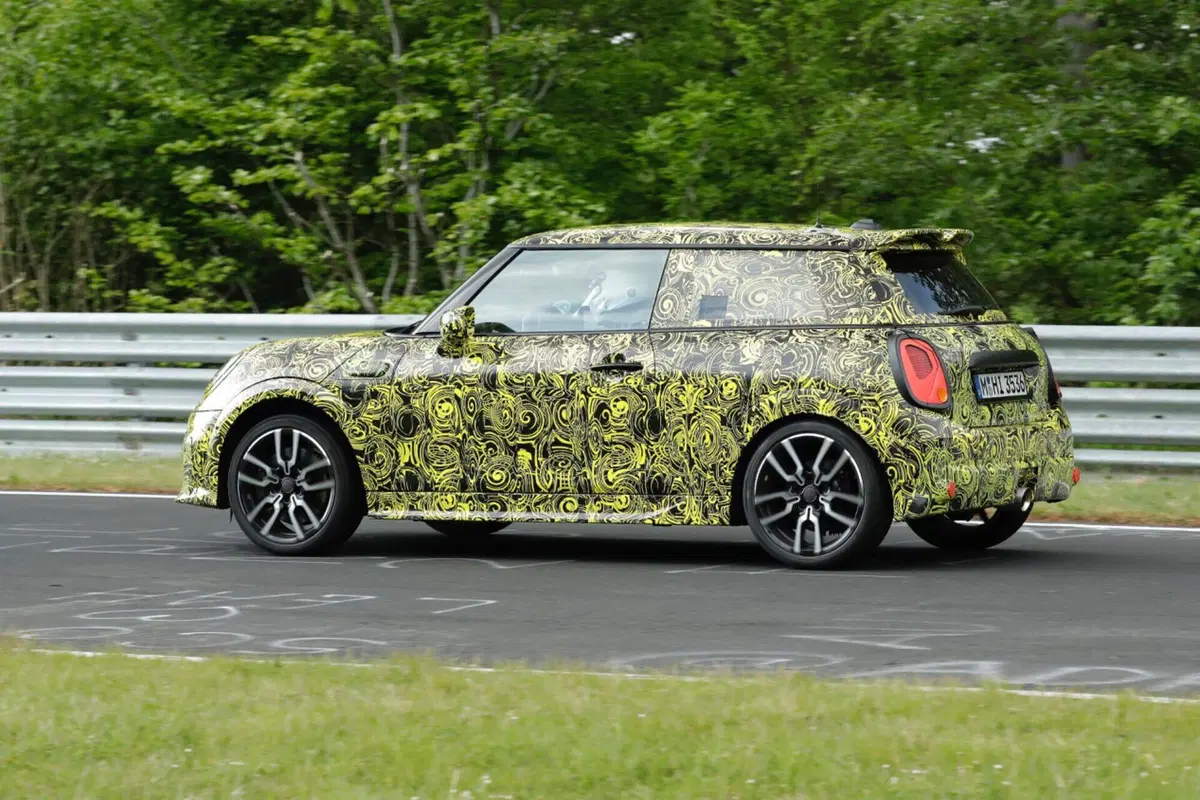 MINI Cooper S, sarà 100%… a benzina! [Foto Spia] (4)