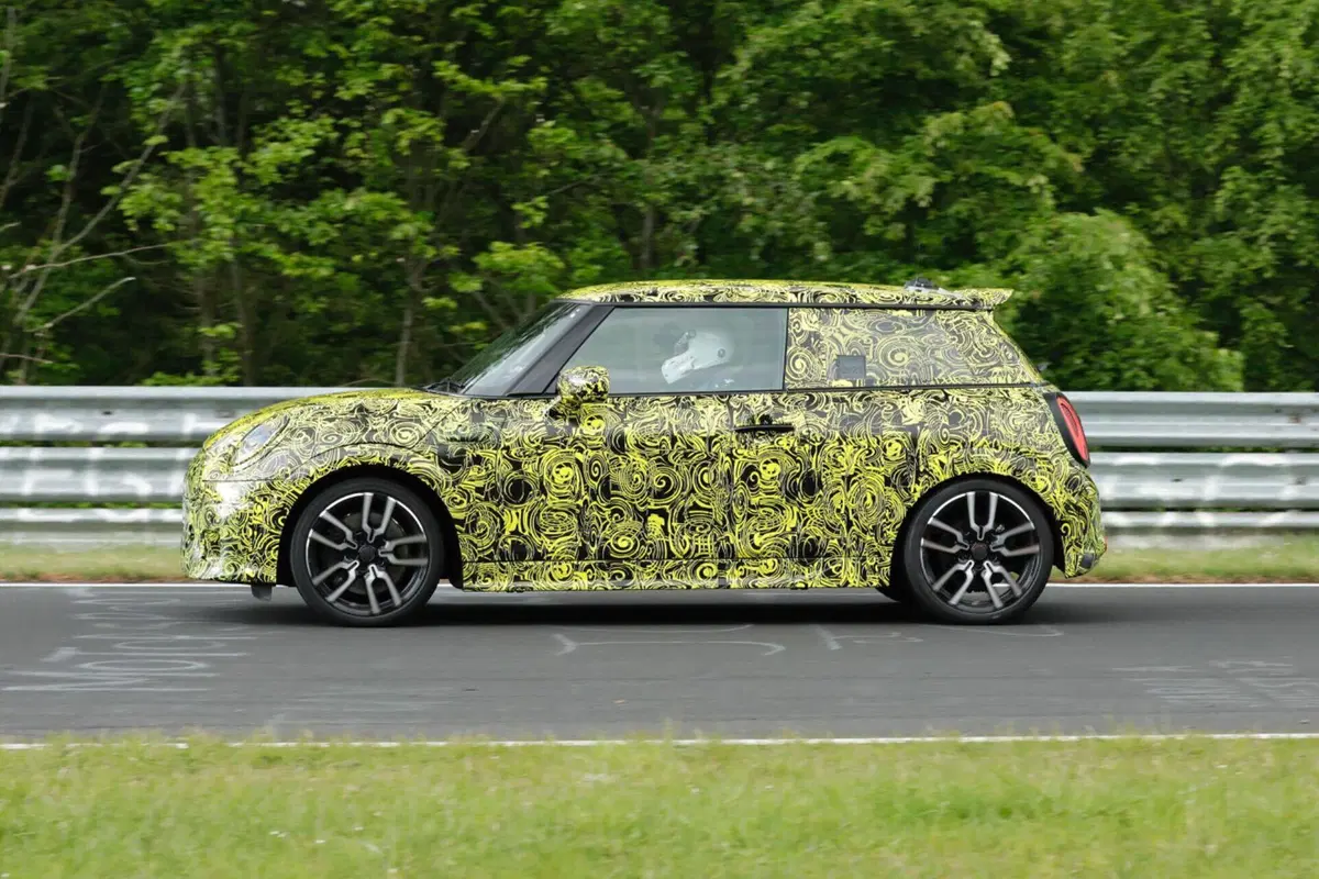 MINI Cooper S, sarà 100%… a benzina! [Foto Spia] (9)