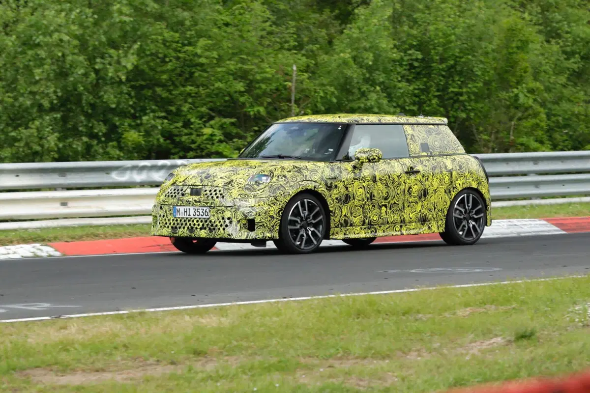 MINI Cooper S, sarà 100%… a benzina! [Foto Spia] (10)