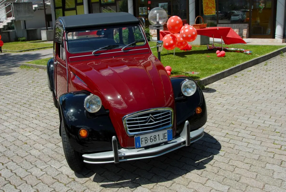 Torna a splendere “Beppina”, la 2CV distrutta dal tornado di Venezia (10)