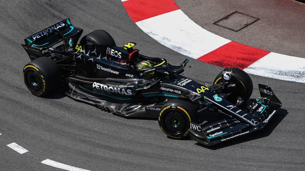 Lewis Hamilton in pista a Montecarlo sulla Mercedes W14