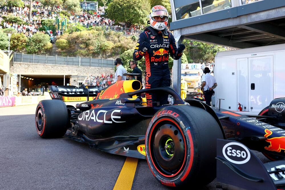 Il campione del mondo in carica di F1 Max Verstappen festeggia dopo la pole a Montecarlo