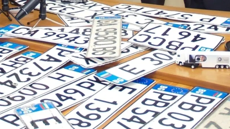 Napoli, stretta sulle targhe straniere "fasulle", controlli e sequestri