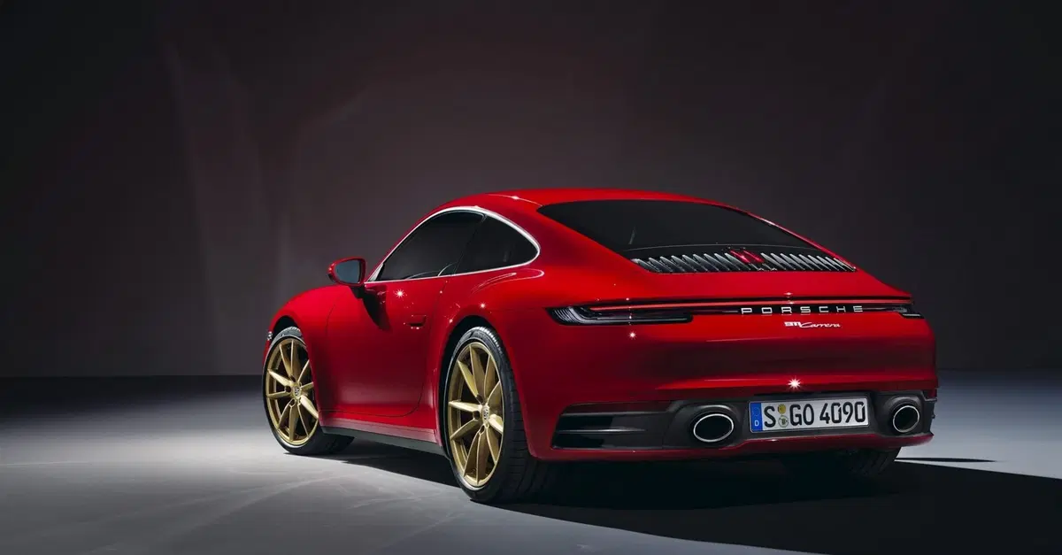 Pistola alla tempia: "dammi la Porsche". Poi si ferma per l'aperitivo