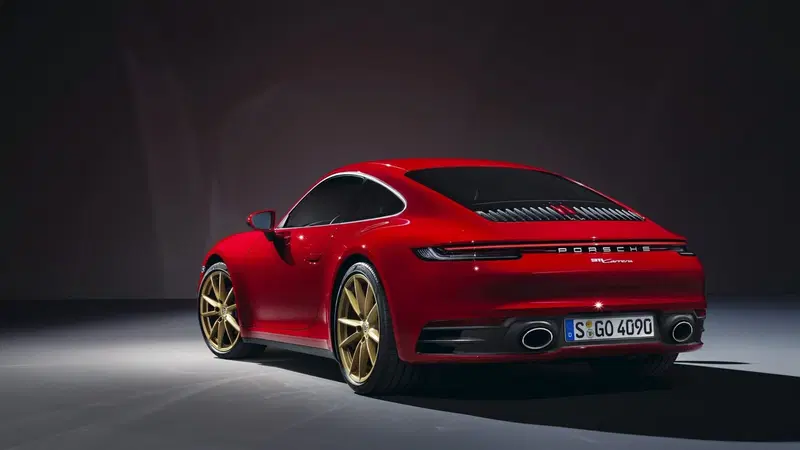 Pistola alla tempia: "dammi la Porsche". Poi si ferma per l'aperitivo