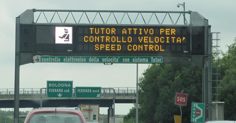 Limite di velocit&agrave; in autostrada: non ha impatto sulla CO2 e nemmeno sugli incidenti